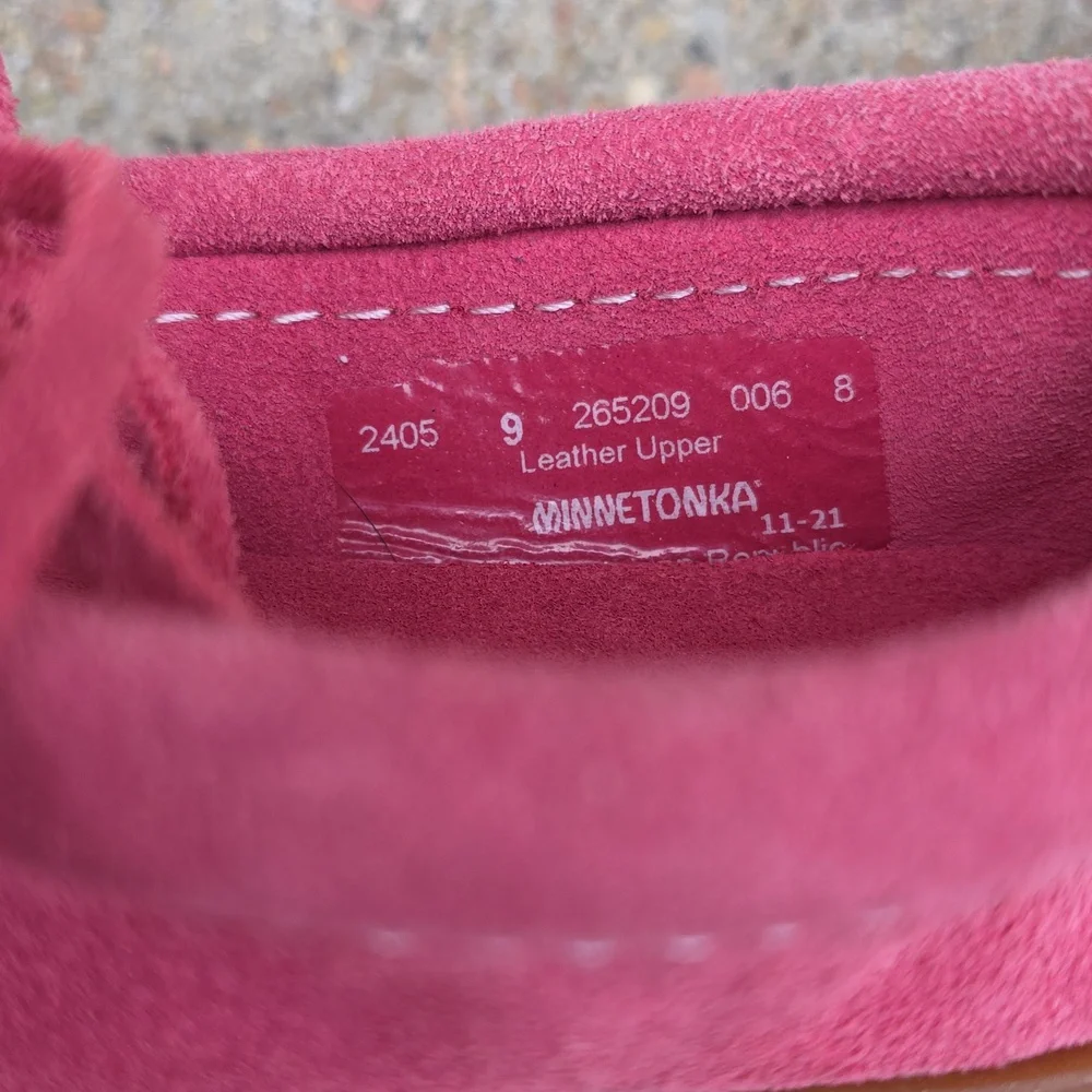 Minnetonka Kilty Bright Pink Suede Leather Moccasins Size 9